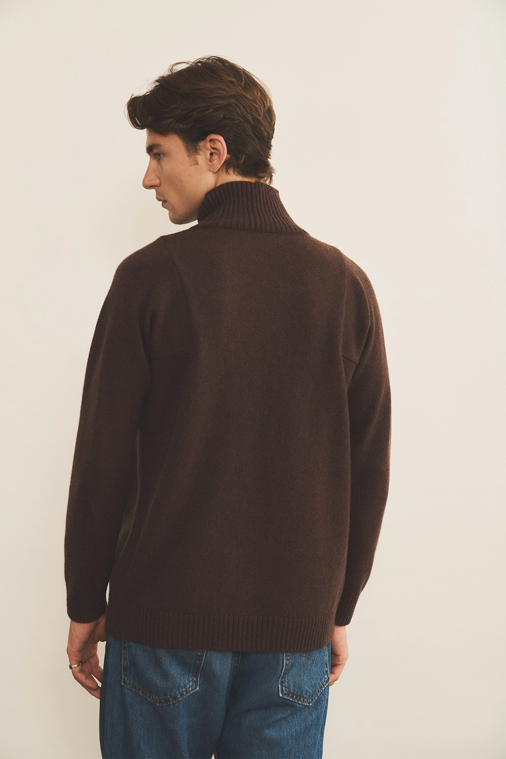 Brown chocolate Cashmere sweater men - back view | Charles | Linnea Lund