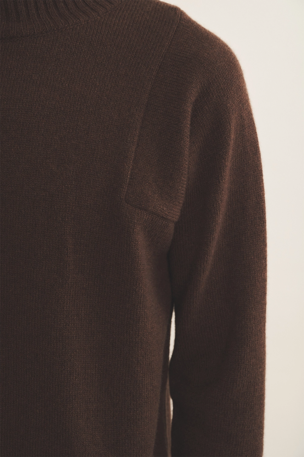 Brown chocolate Cashmere sweater men - focus | Charles | Linnea Lund