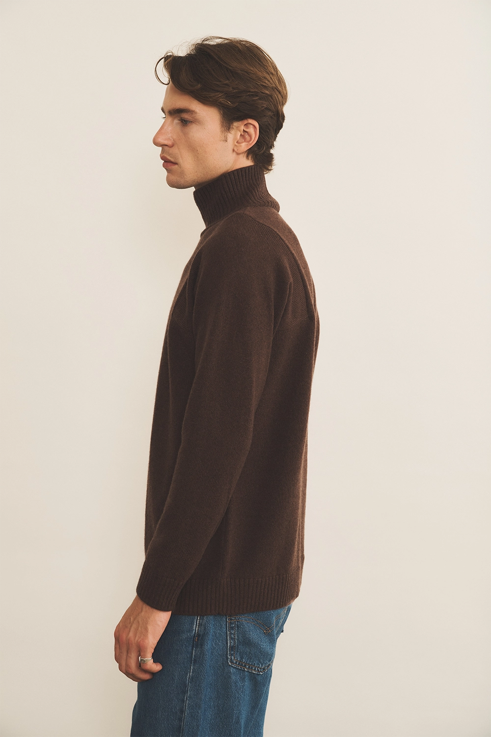 Brown chocolate Cashmere sweater men - side view | Charles | Linnea Lund