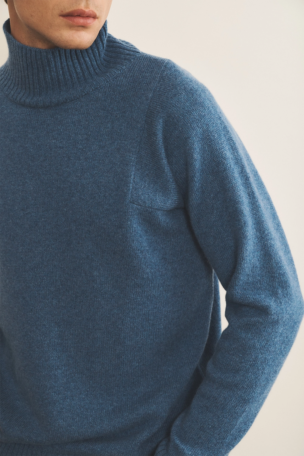 Blue Denim Cashmere sweater men - focus | Charles | Linnea Lund