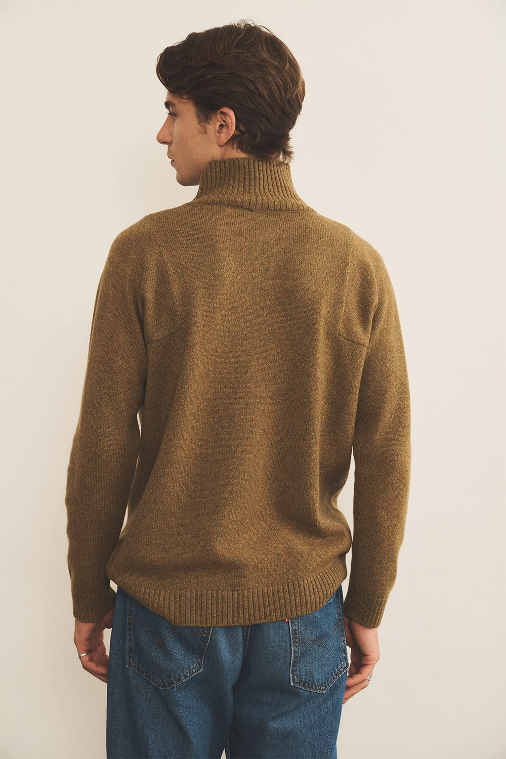 Green ochre cashmere sweater men - back view | Charles | Linnea Lund