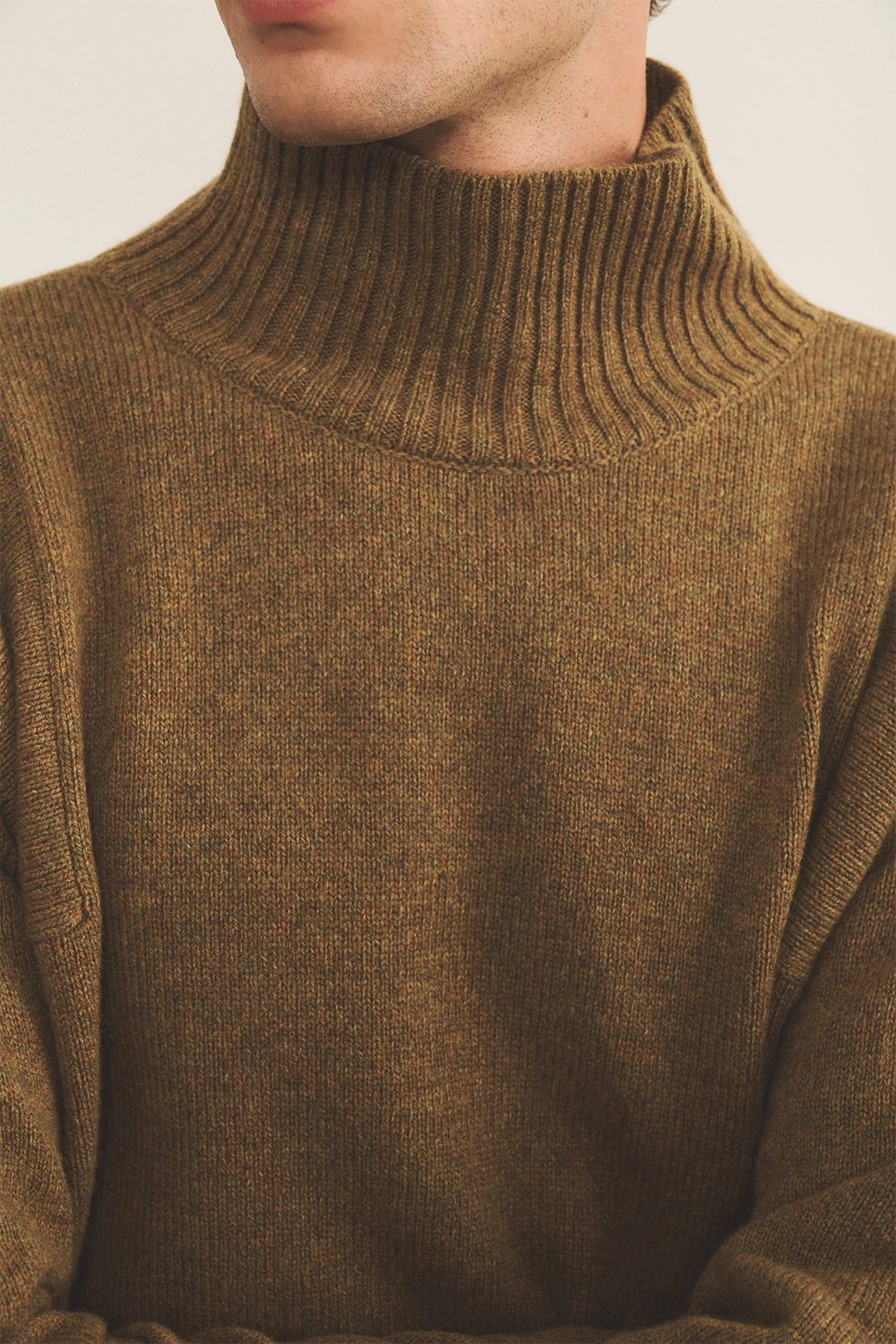 Green ochre cashmere sweater men - focus | Charles | Linnea Lund