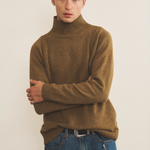 Green ochre cashmere sweater men - front view | Charles | Linnea Lund