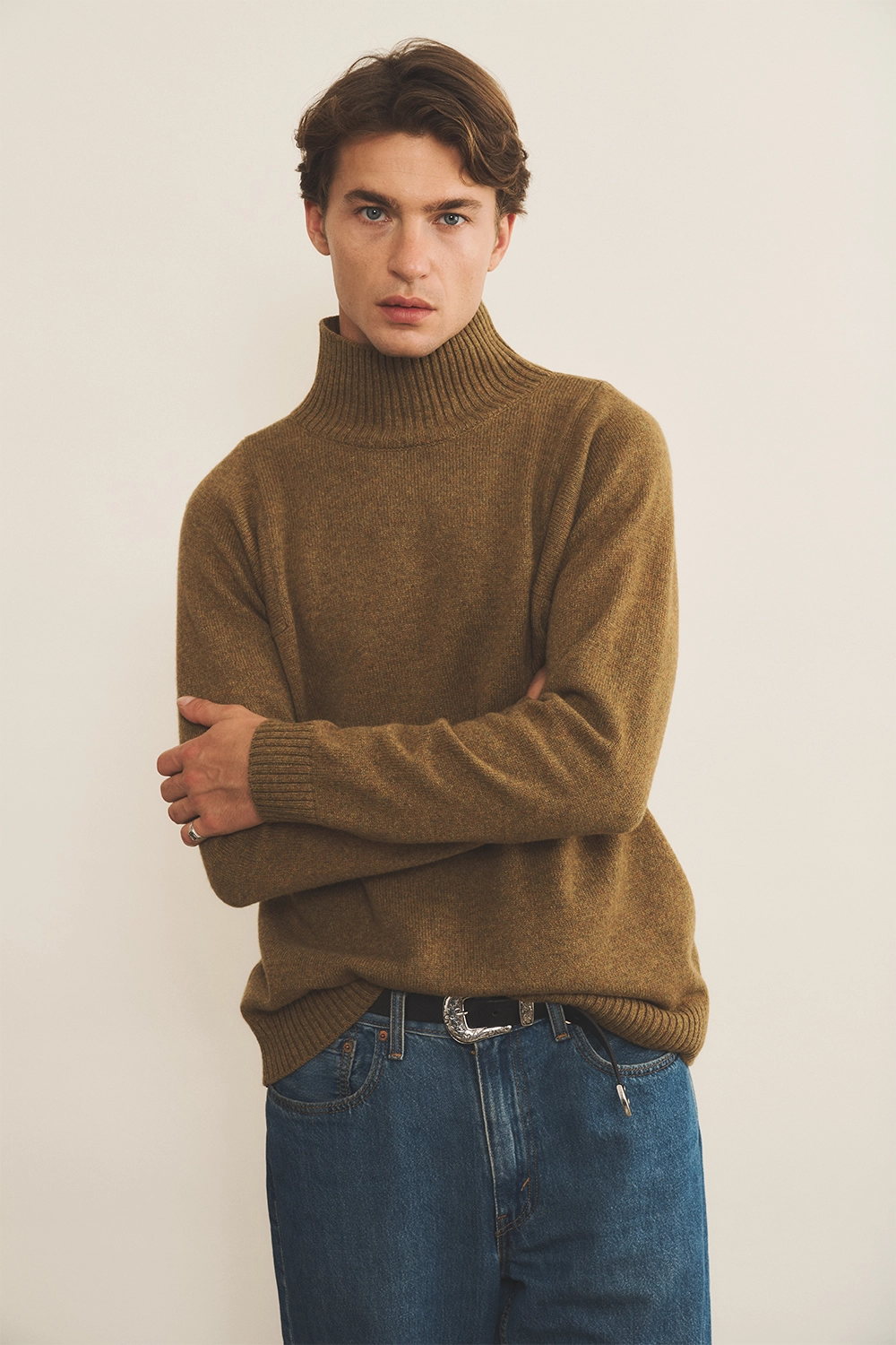 Green ochre cashmere sweater men - front view | Charles | Linnea Lund