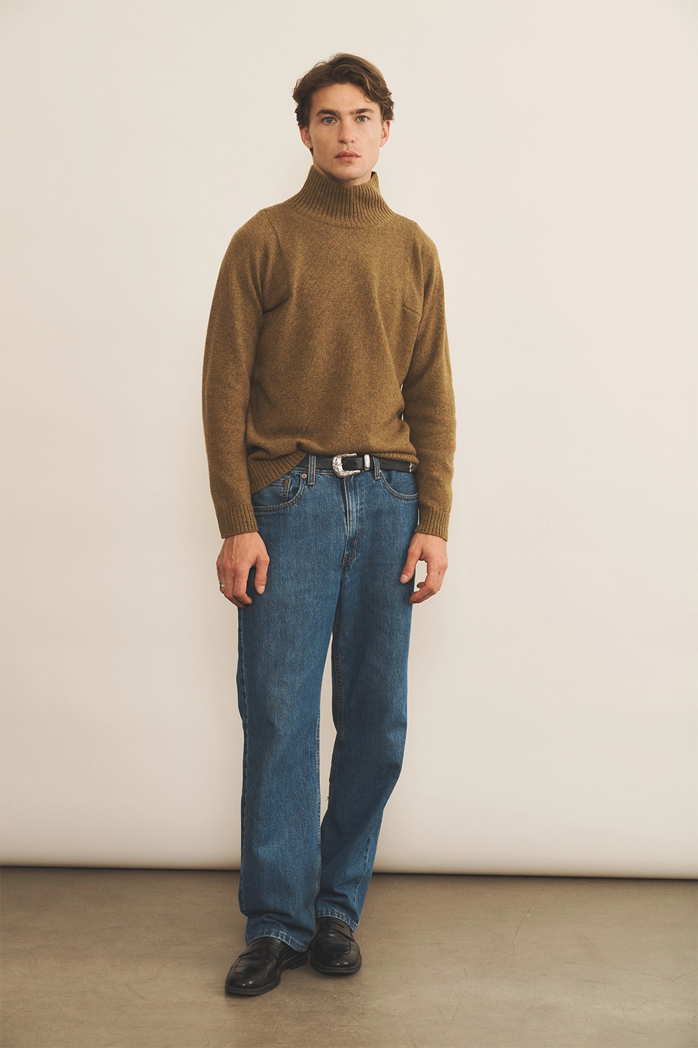 Green ochre cashmere sweater men - look | Charles | Linnea Lund