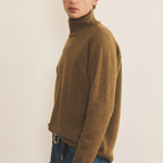 Green ochre cashmere sweater men - side view | Charles | Linnea Lund