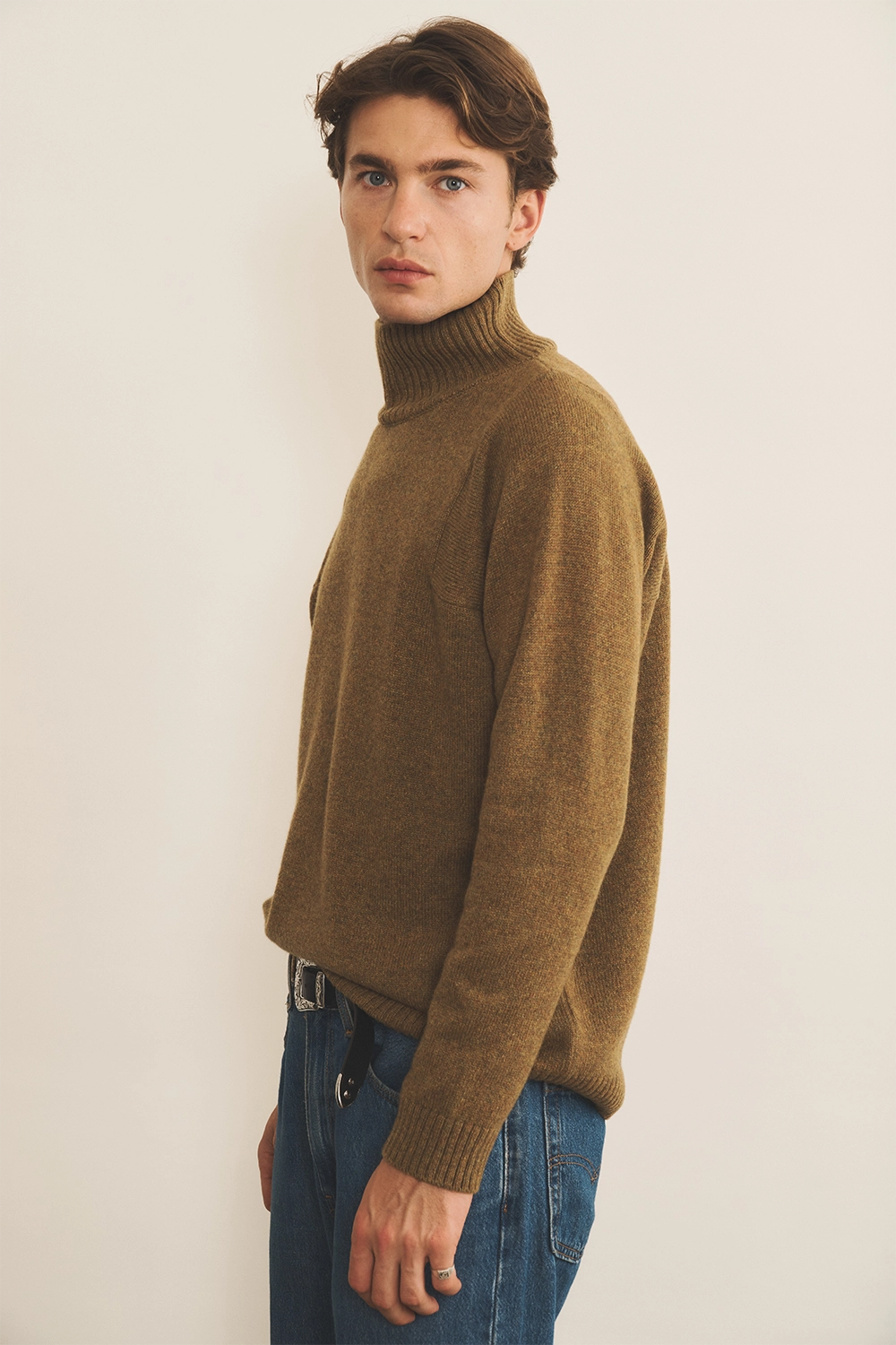 Green ochre cashmere sweater men - side view | Charles | Linnea Lund