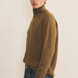 Green ochre cashmere sweater men - side view | Charles | Linnea Lund