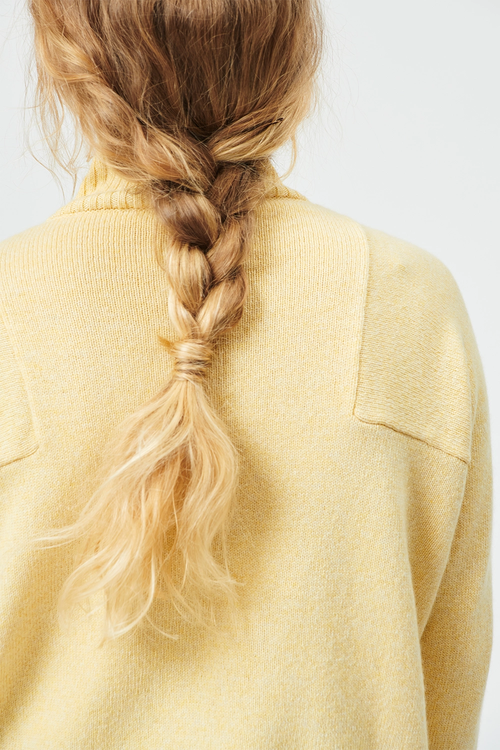 Yellow cashmere sweater women - back view | Charlotte | Linnea Lund