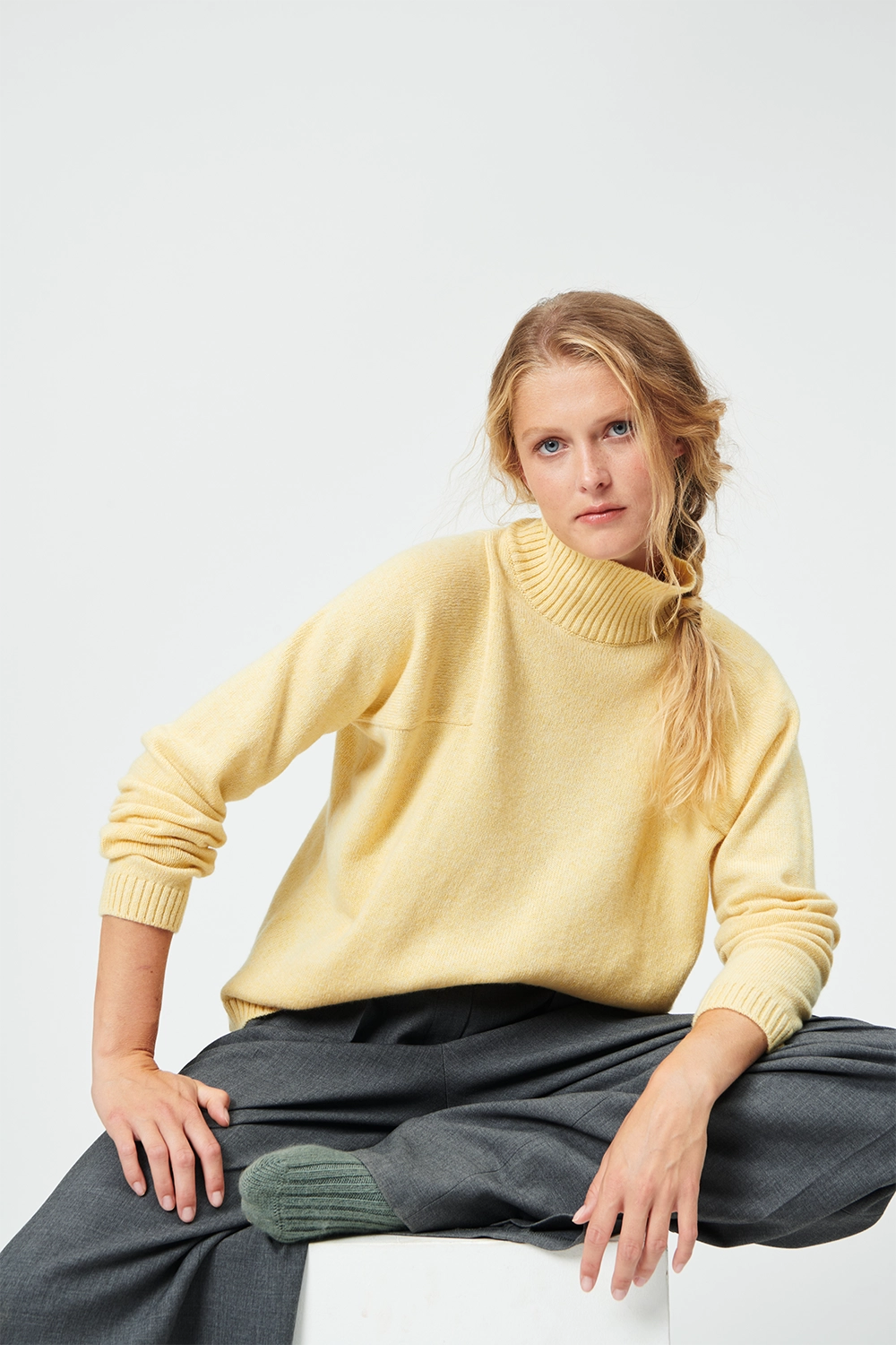 Yellow cashmere sweater women - front view | Charlotte | Linnea Lund