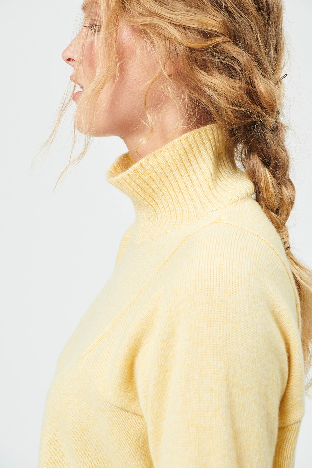 Yellow cashmere sweater women - side view | Charlotte | Linnea Lund