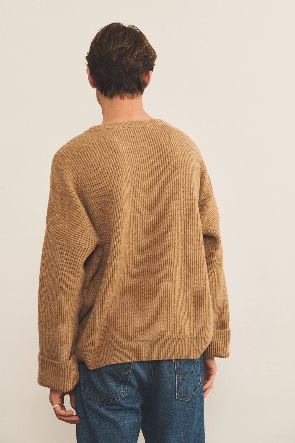 Ribbed camel brown men cashmere sweater - back view | Edward | Linnea Lund