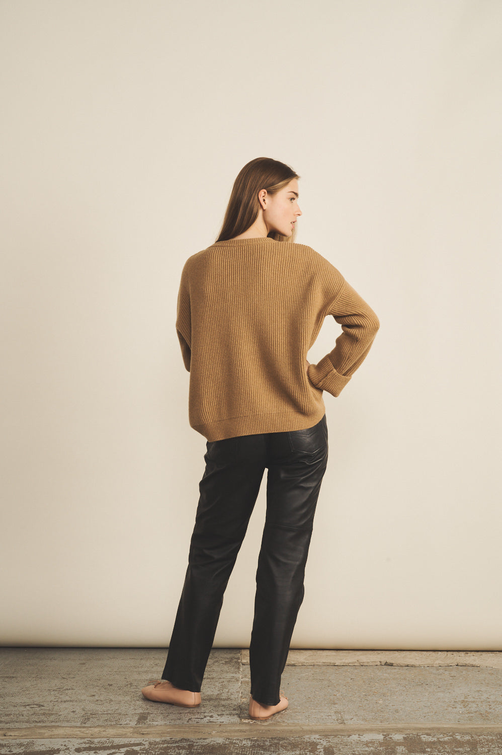 Ribbed camel brown women cashmere sweater - look | Edward | Linnea Lund