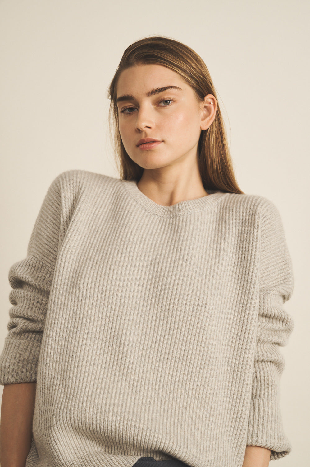 Ribbed light grey women cashmere sweater - front view | Edward | Linnea Lund