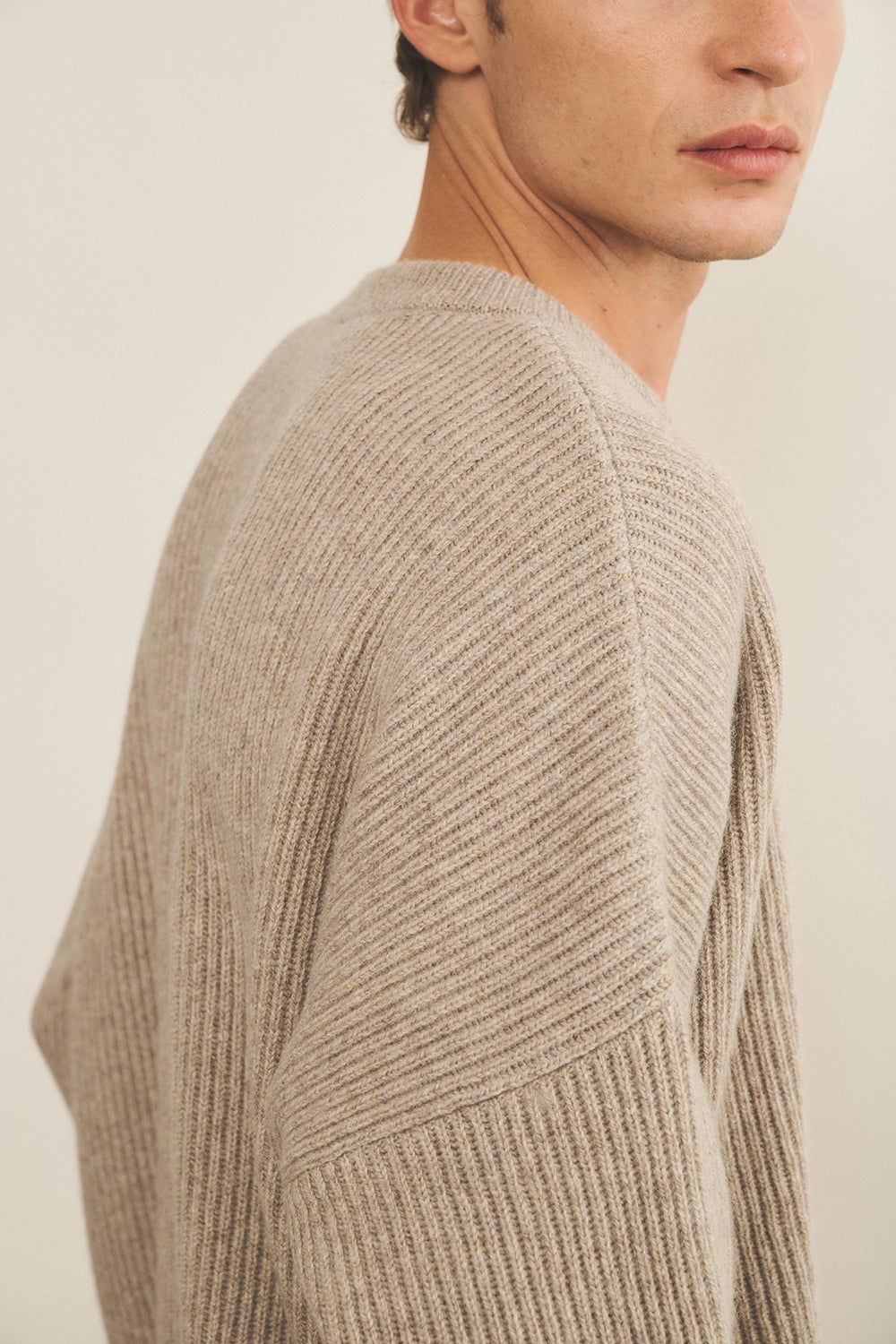 cashmere sweater men beige oversized long-sleeved ribbed - focus fabric view | Edward | Linnea Lund
