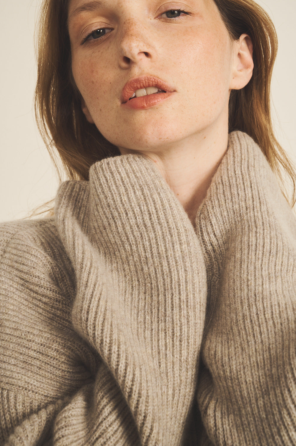 Ribbed beige women cashmere sweater - focus | Edward | Linnea Lund