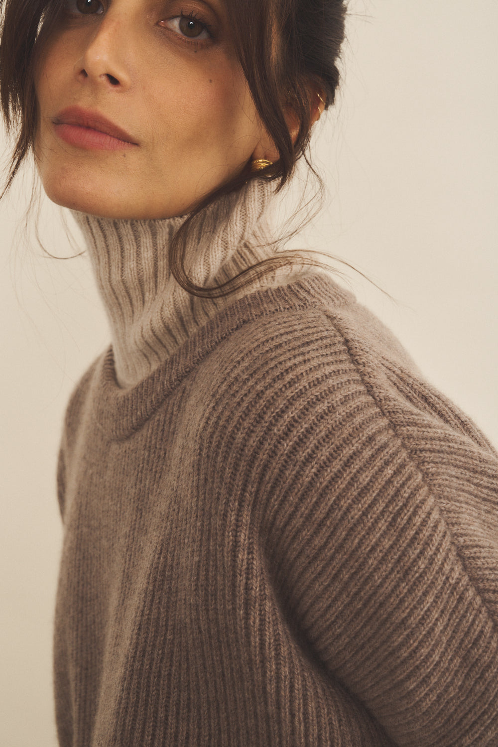 Ribbed taupe women cashmere sweater - focus view | Edward | Linnea Lund