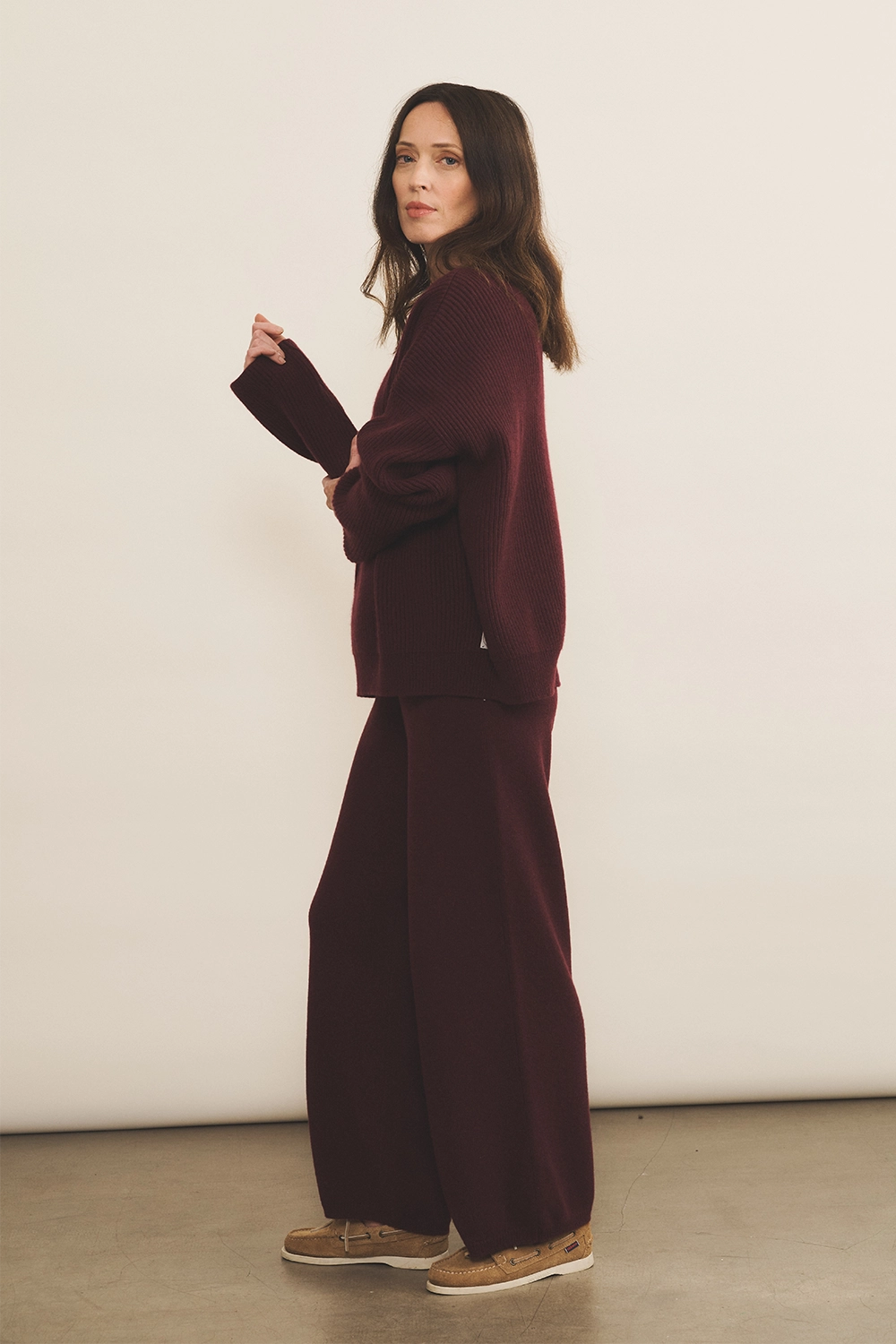 Burgundy cashmere jogging - side view | Florence | Linnea Lund