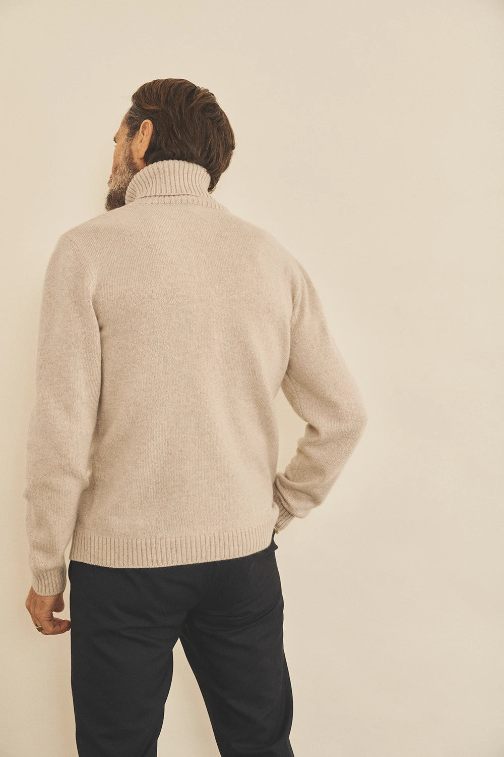 Beige men cashmere sweater - back view | Edward | Linnea Lund