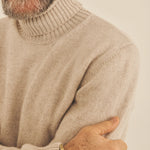 Beige men cashmere sweater - focus fabric | Edward | Linnea Lund