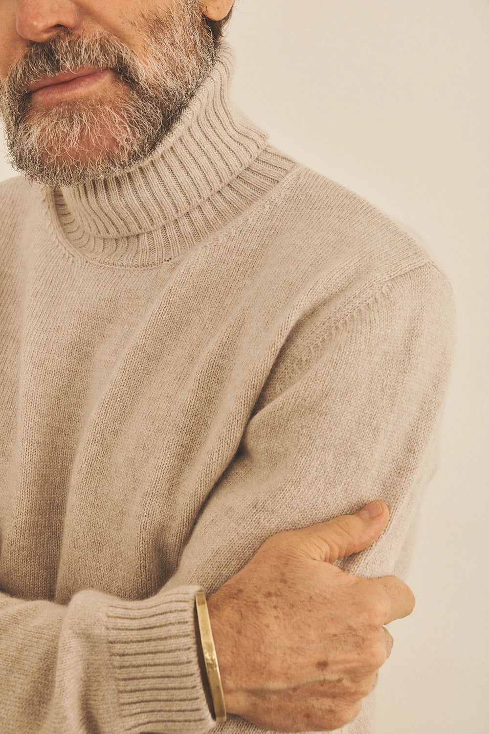 Beige men cashmere sweater - focus fabric | Edward | Linnea Lund