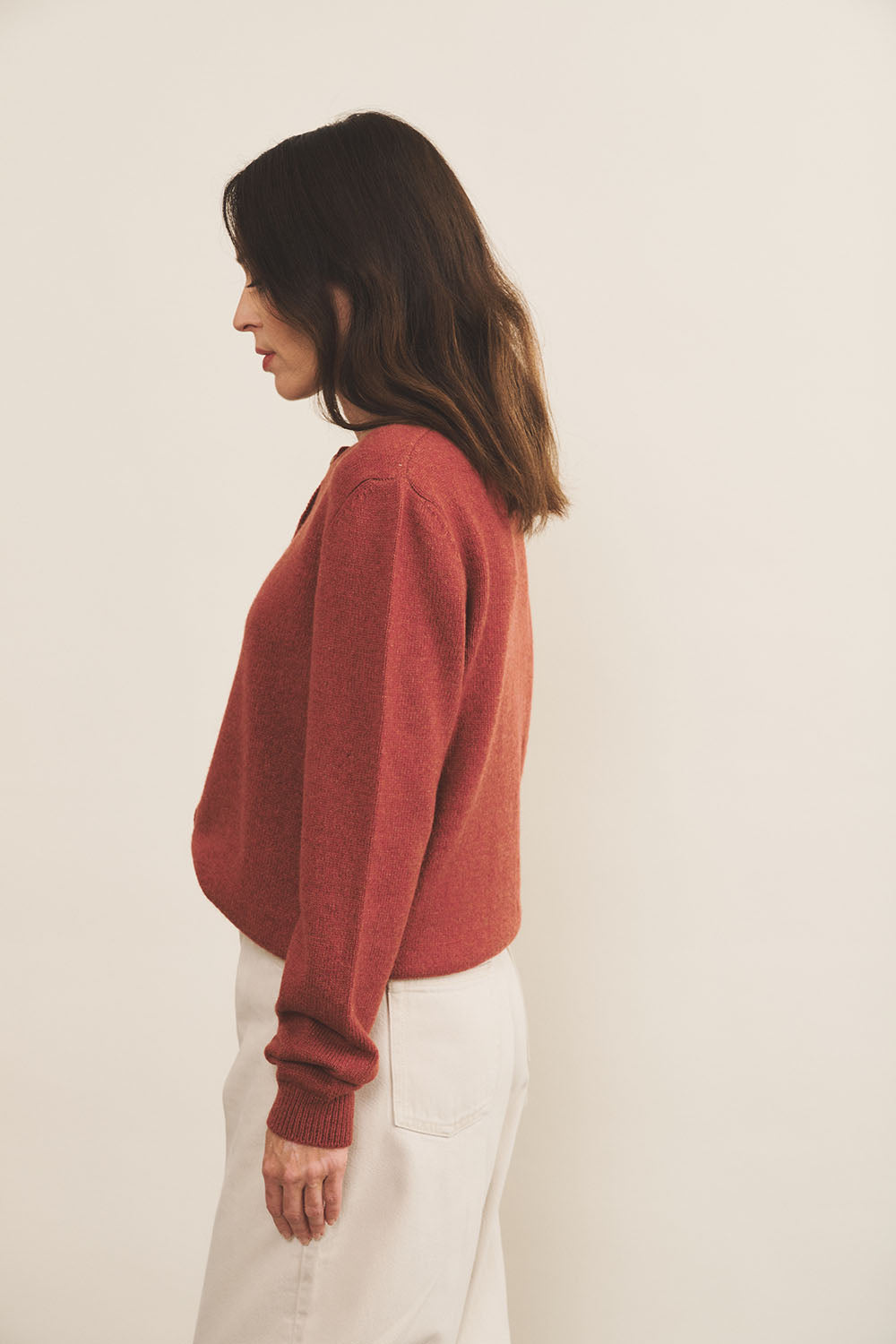 Red ocher women cashmere cardigan - side view | Greta | Linnea Lund