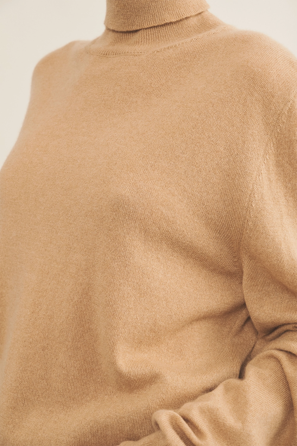 Camel women cashmere sweater - focus view | Jim | Linnea Lund