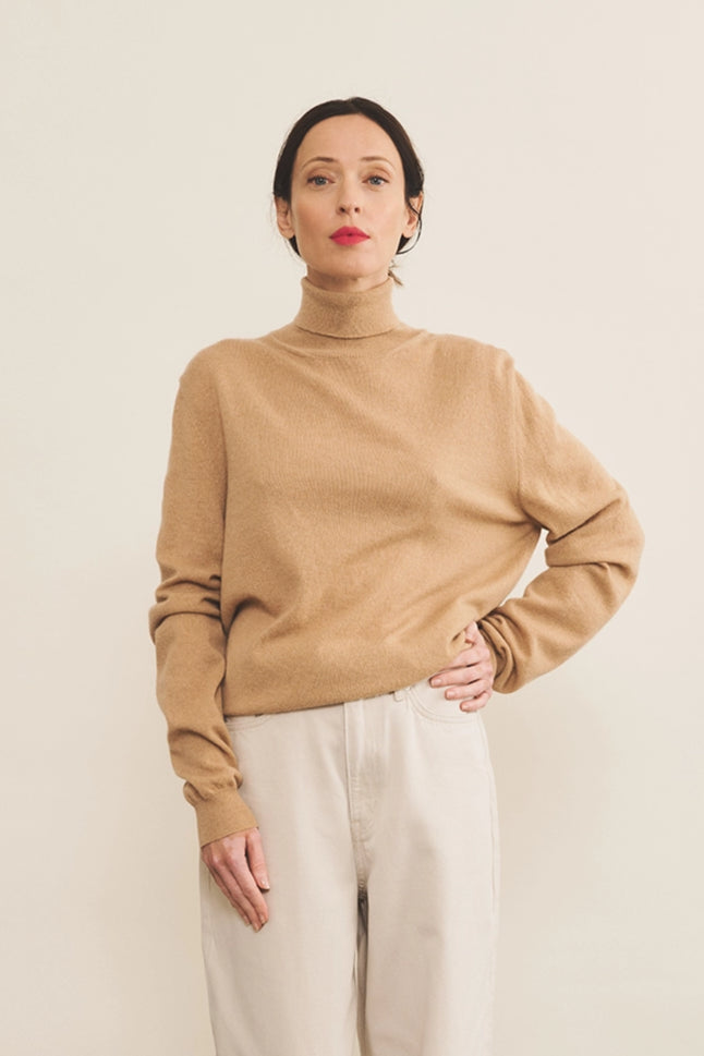 Camel women cashmere sweater - front view | Jim | Linnea Lund