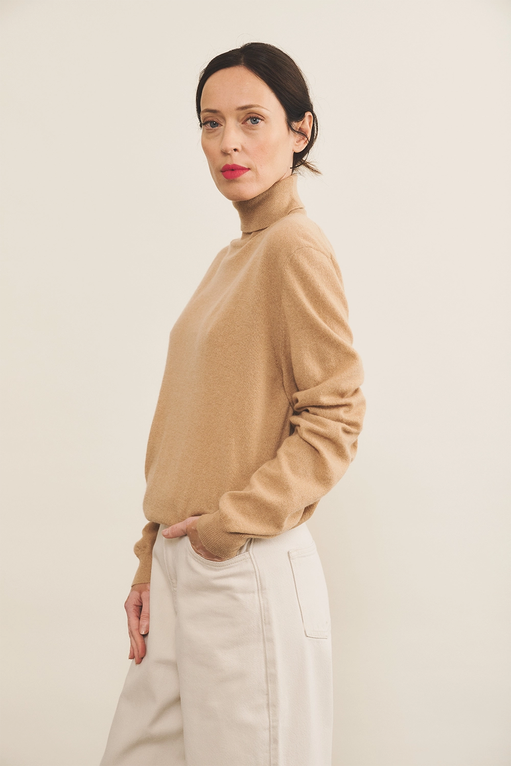 Camel women cashmere sweater - side view | Jim | Linnea Lund