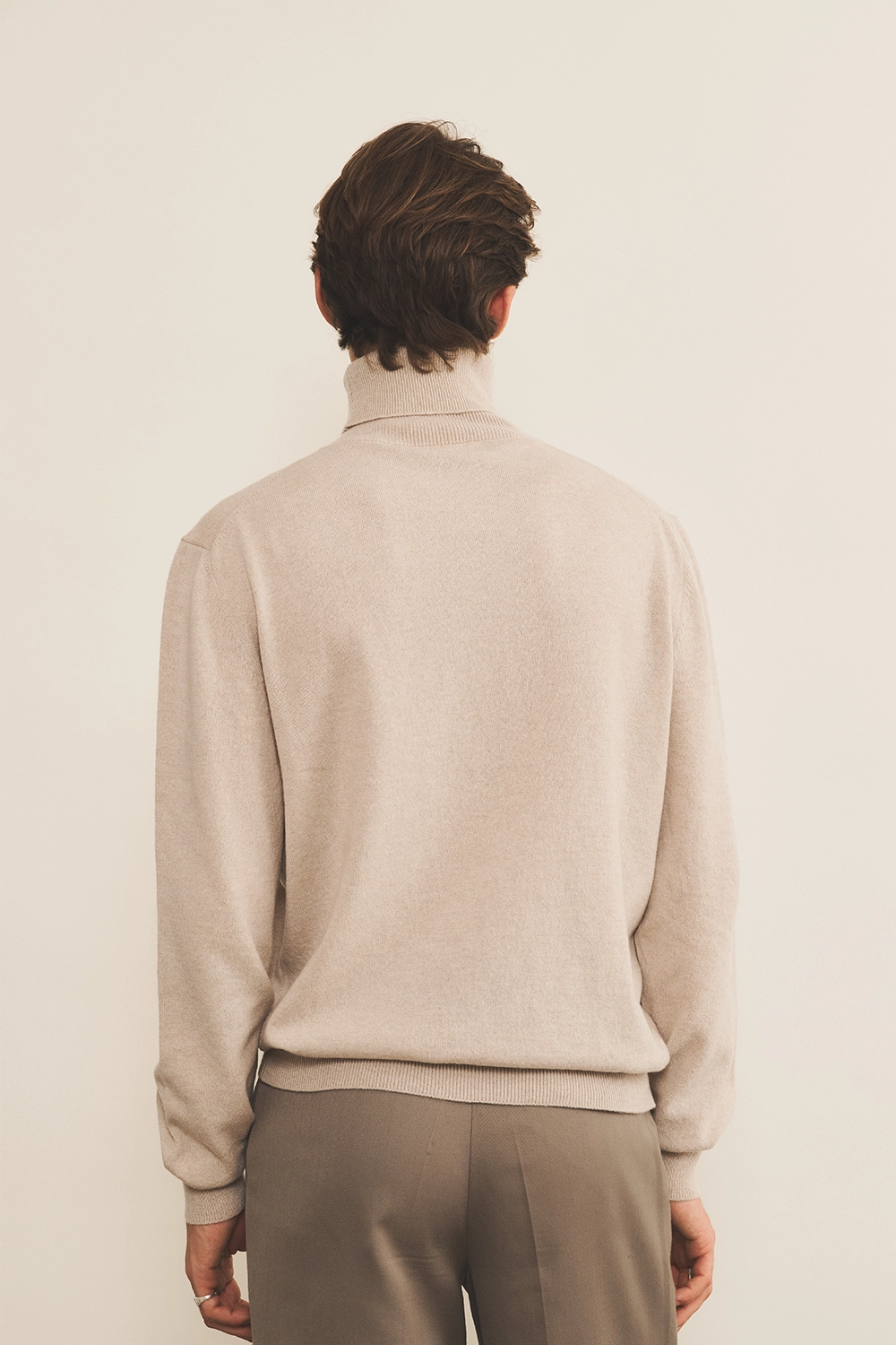 Cream light men cashmere sweater - back view | Jim | Linnea Lund
