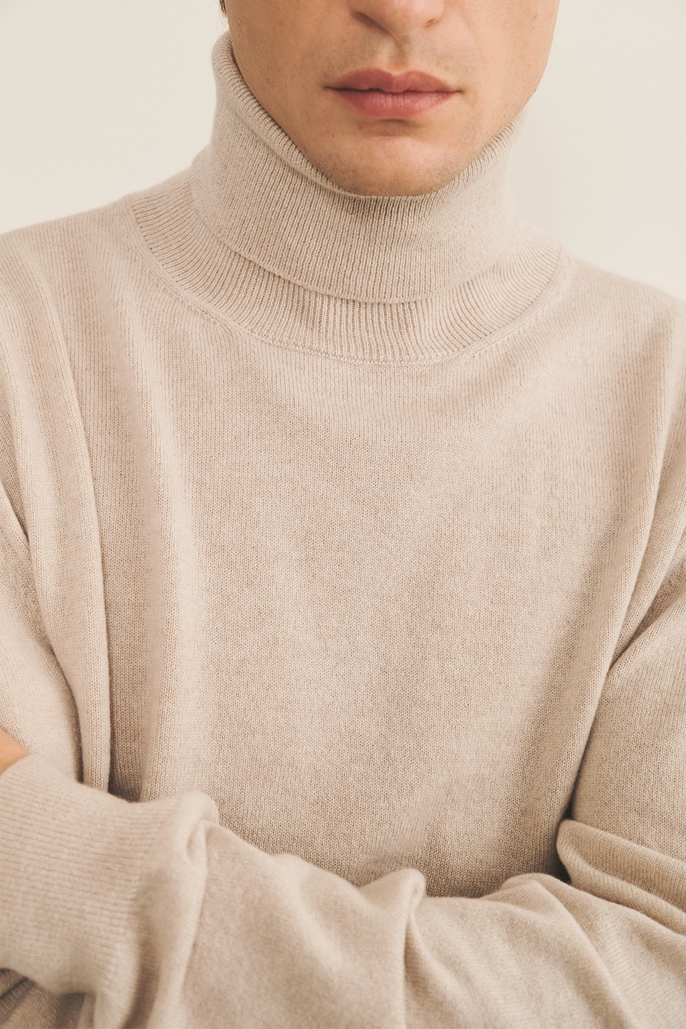 Cream light men cashmere sweater - focus view | Jim | Linnea Lund
