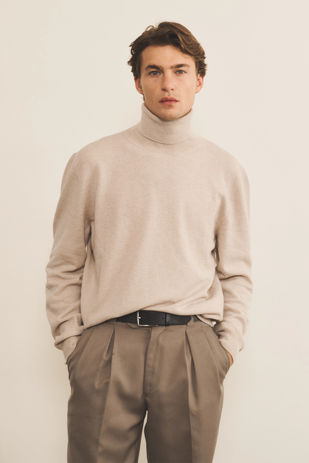 Cream light men cashmere sweater - focus view | Jim | Linnea Lund