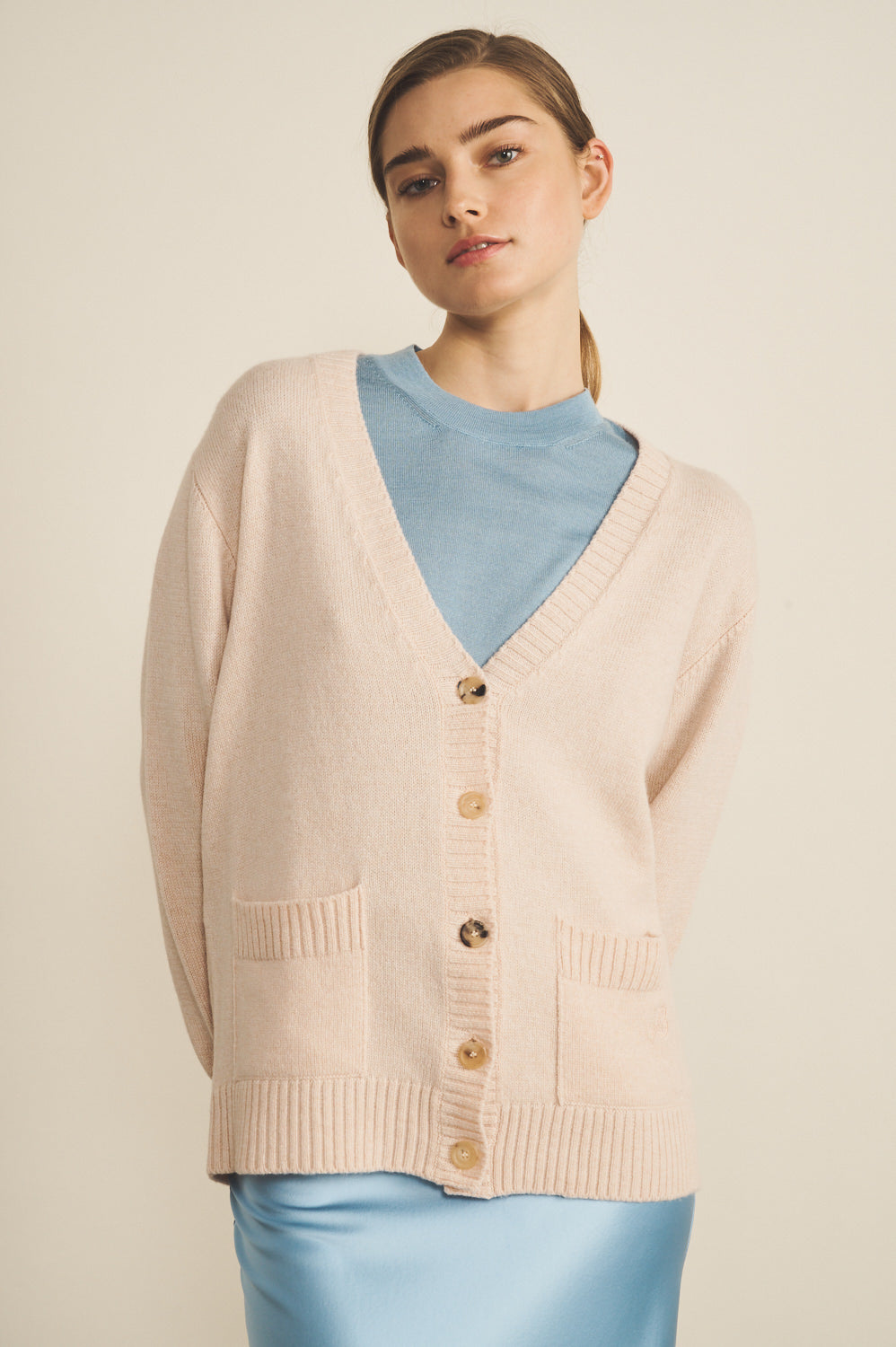 Cashmere cardigan women powder - front view | Junior | Linnea Lund