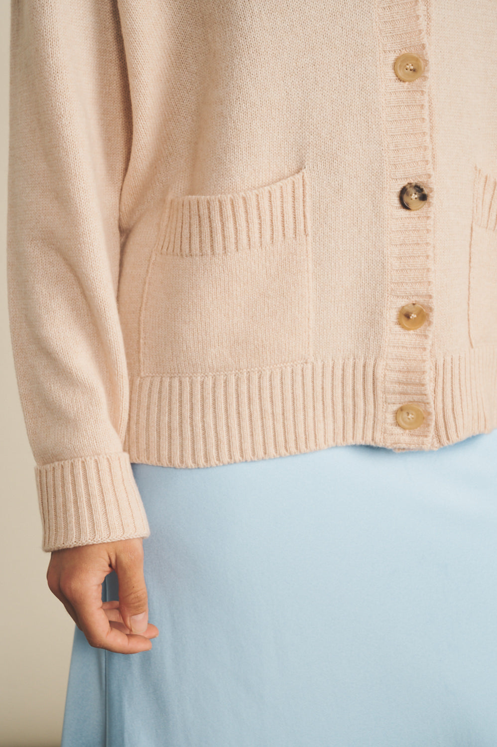 Cashmere cardigan women powder - focus view | Junior | Linnea Lund