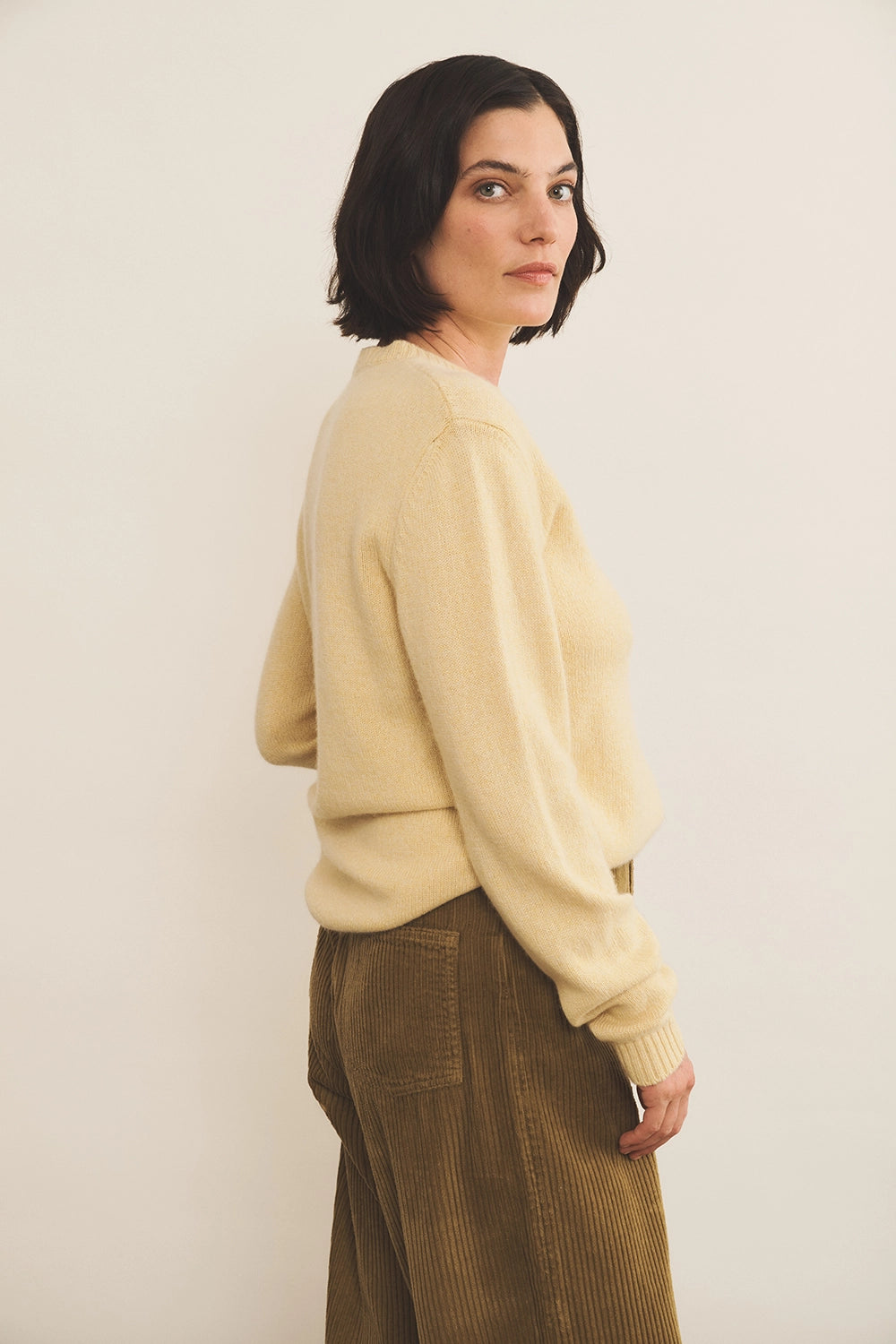 yellow women cashmere sweater - side view | Mimmi | Linnea Lund