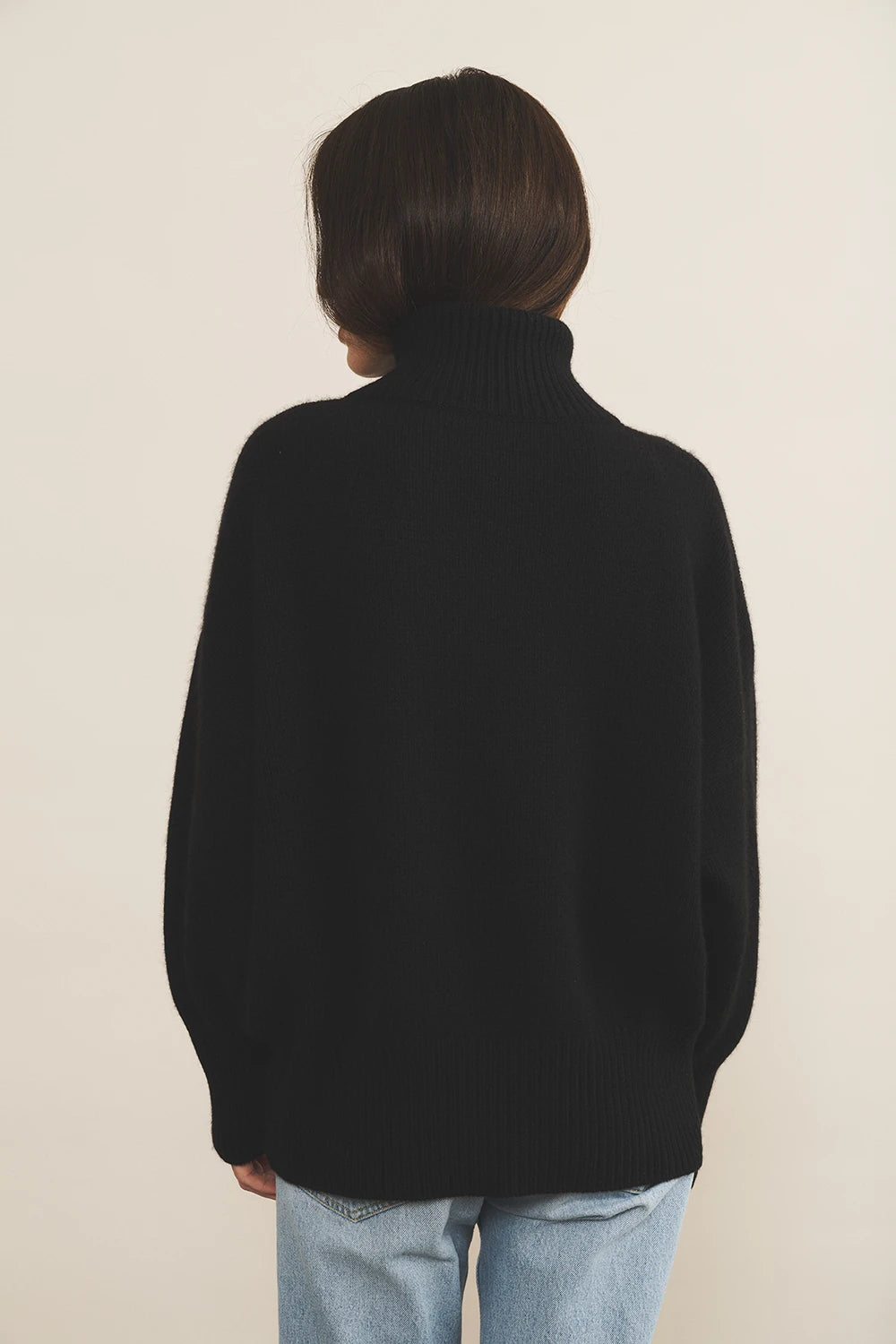 black oversize cashmere sweater for women - back view | Nina | Linnea Lund