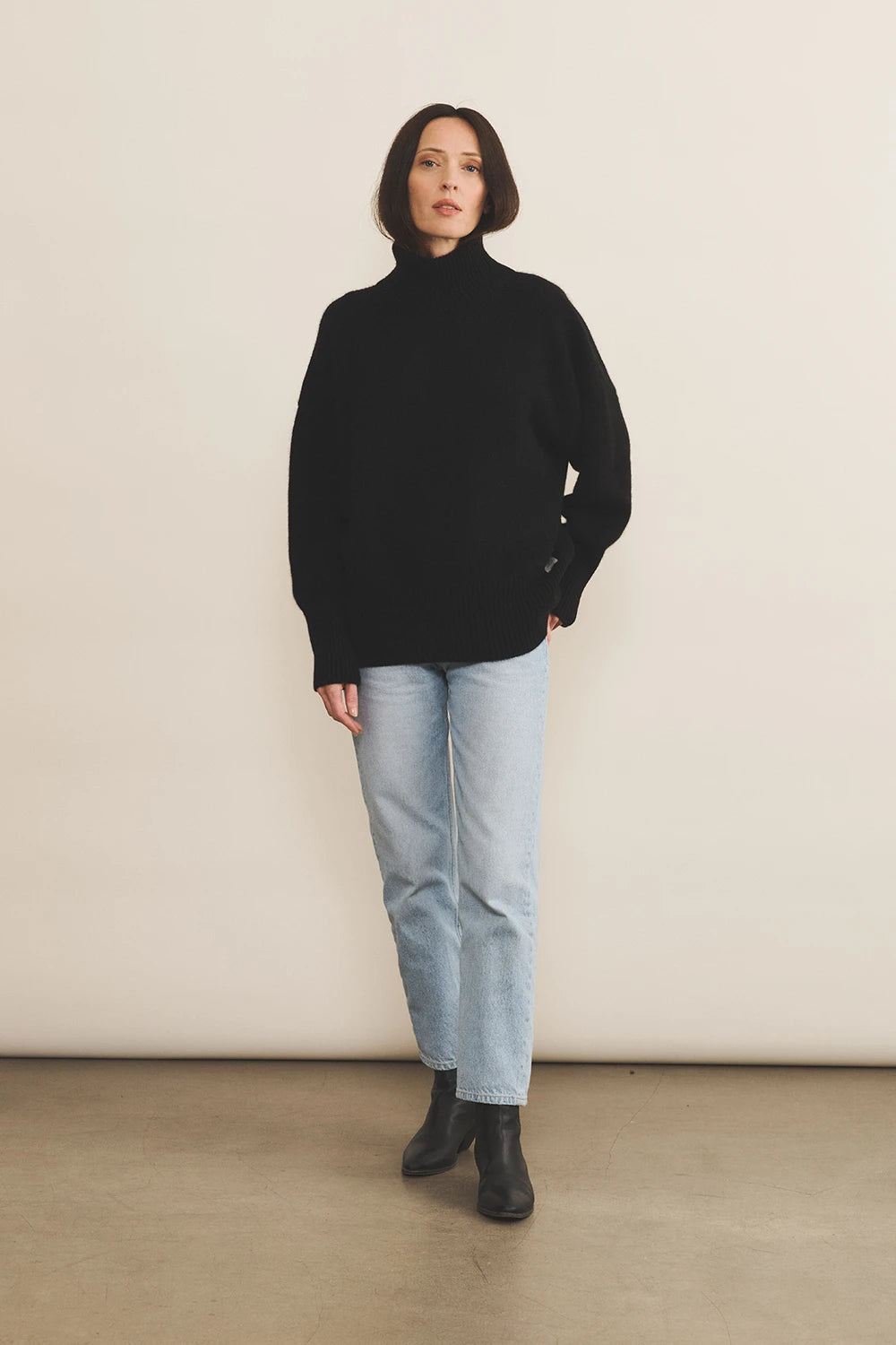 black oversize cashmere sweater for women - look | Nina | Linnea Lund