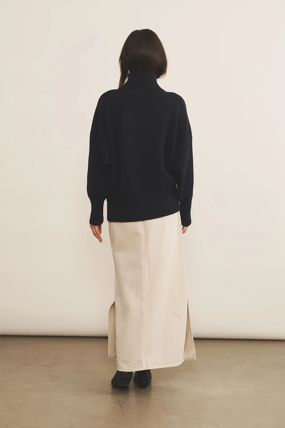 dark blue oversize cashmere sweater for women - back view | Nina | Linnea Lund