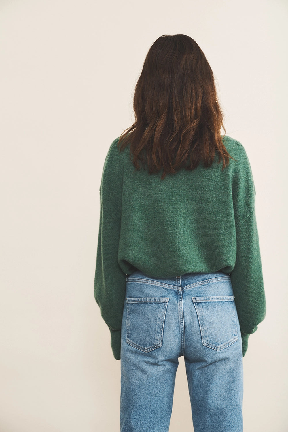 Green cashmere sweater women - back view | Sarah | Linnea Lund