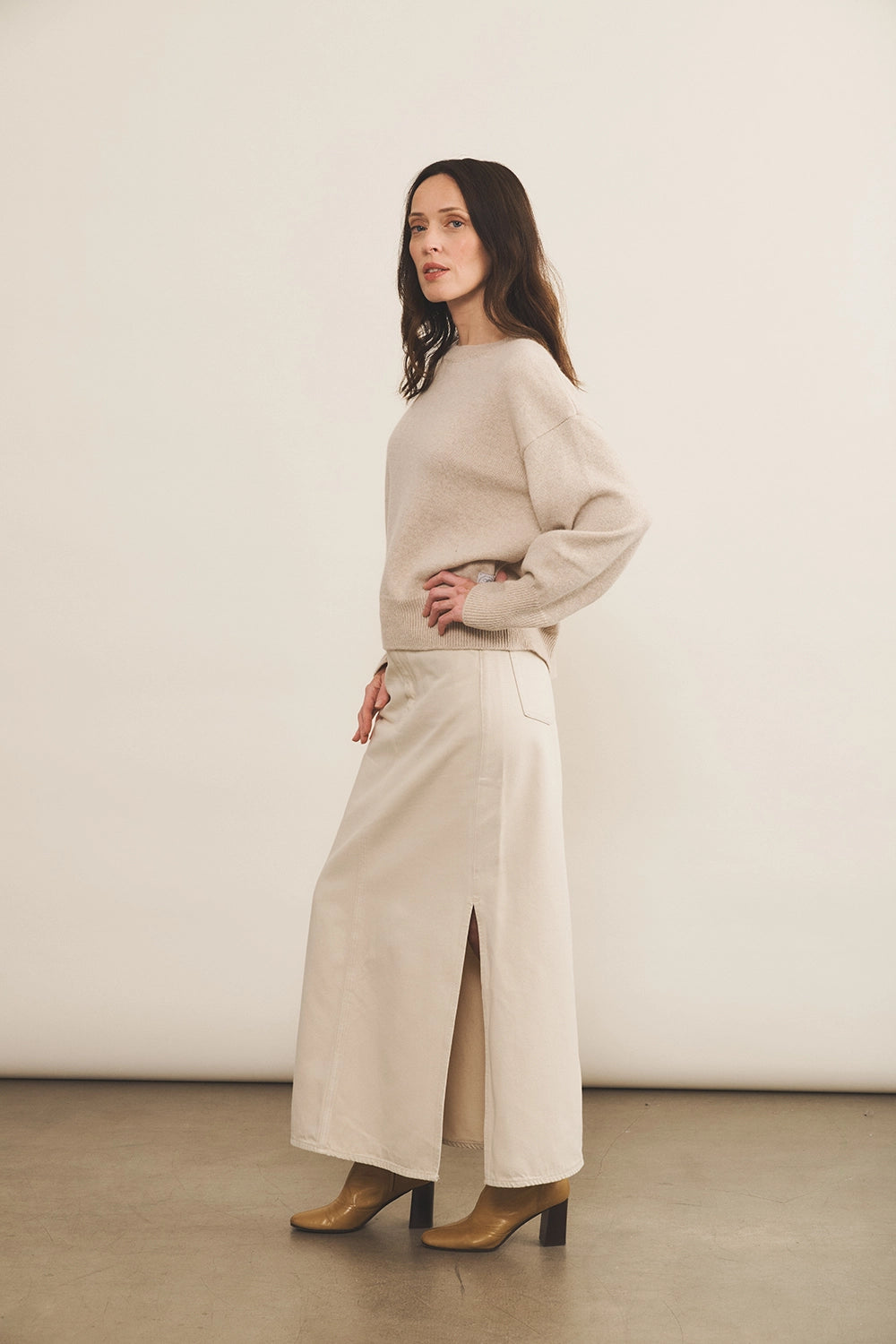 Cream cashmere sweater women - side view | Sarah | Linnea Lund