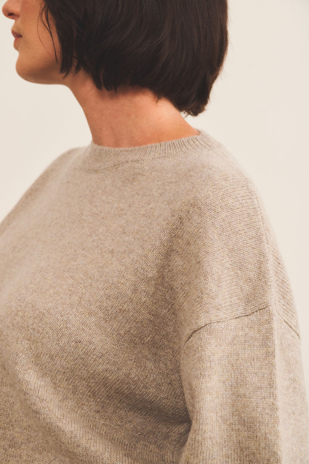 Cashmere sweater women beige - side view | Sarah | Linnea Lund