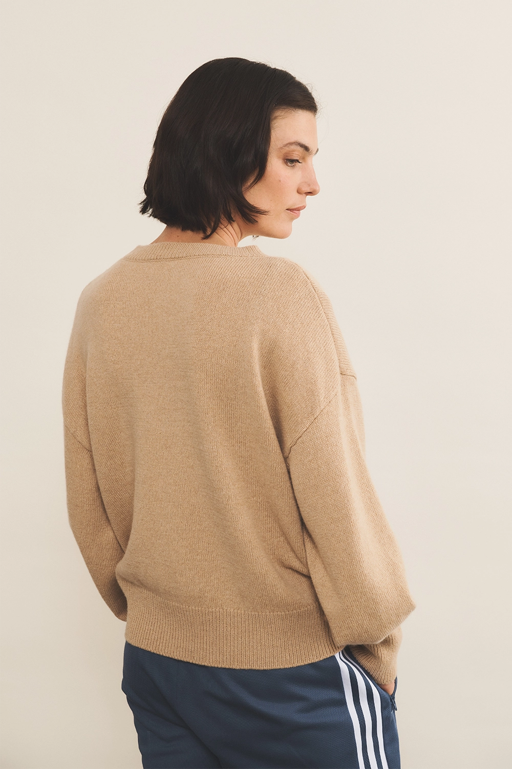 Beige sand cashmere sweater women - back view | Sarah | Linnea Lund