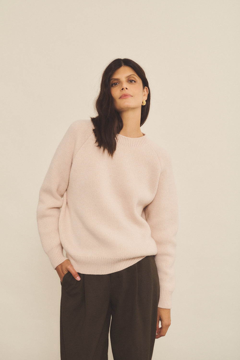 Cashmere sweater women light pink color - look view | Sergio | Linnea Lund