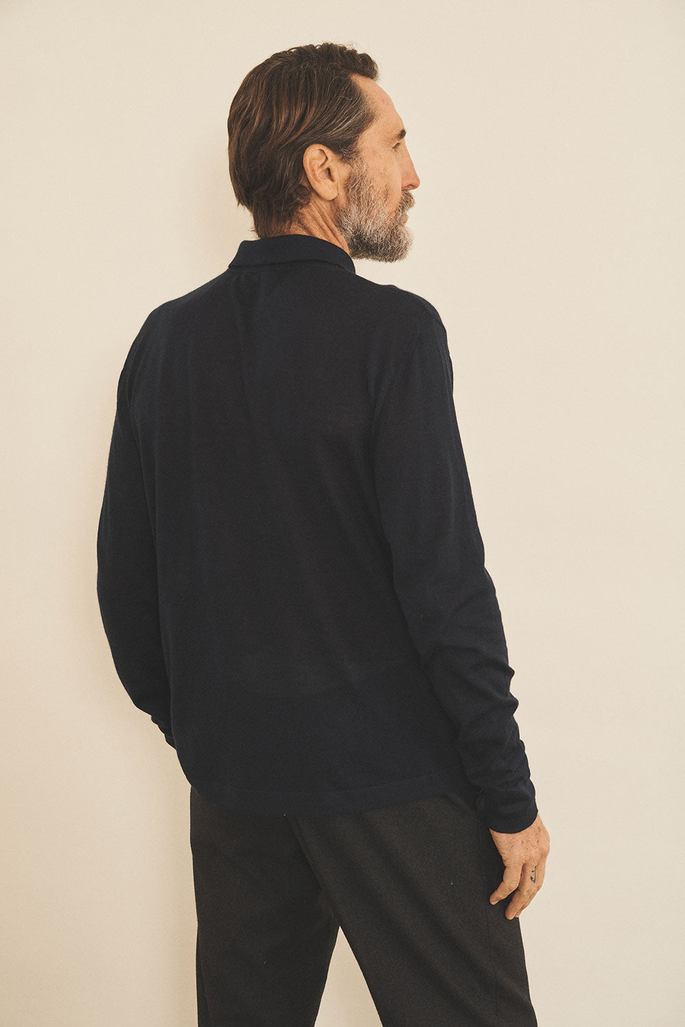 Dark blue men cashmere sweater - back view | Viggo | Linnea Lund
