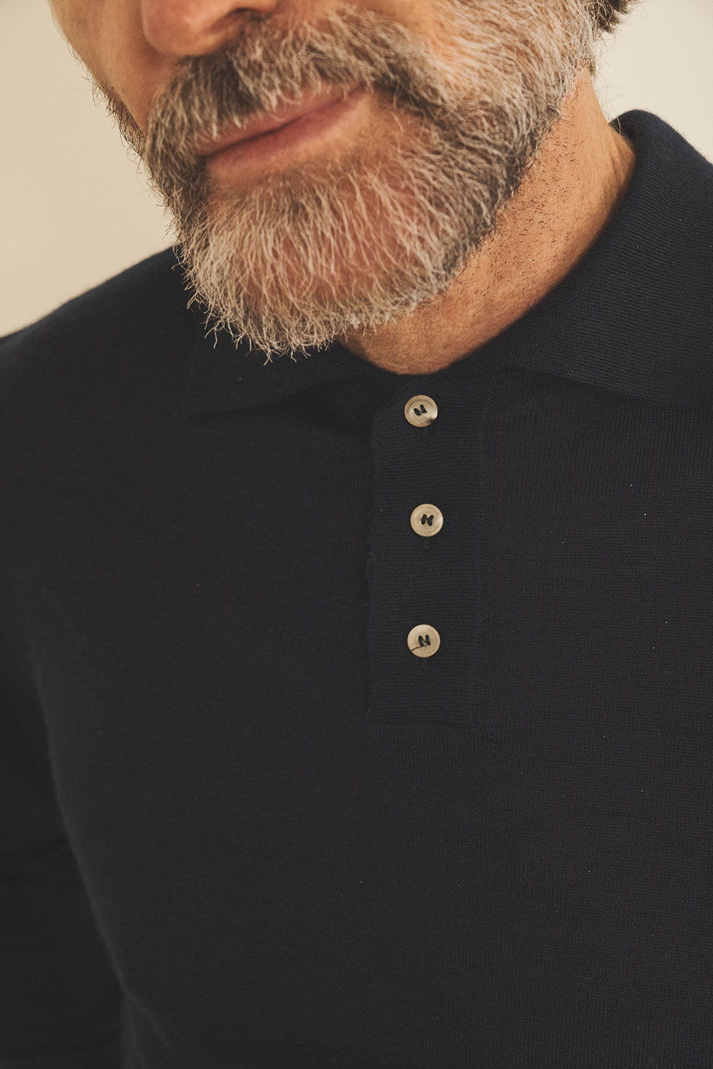 Dark blue men cashmere sweater - focus fabric | Viggo | Linnea Lund