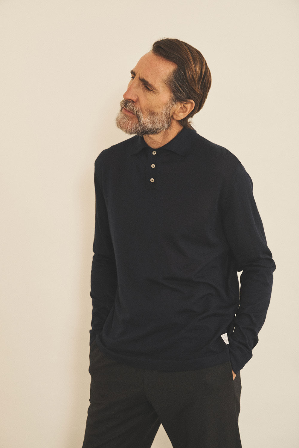 Dark blue men cashmere sweater - side view | Viggo | Linnea Lund