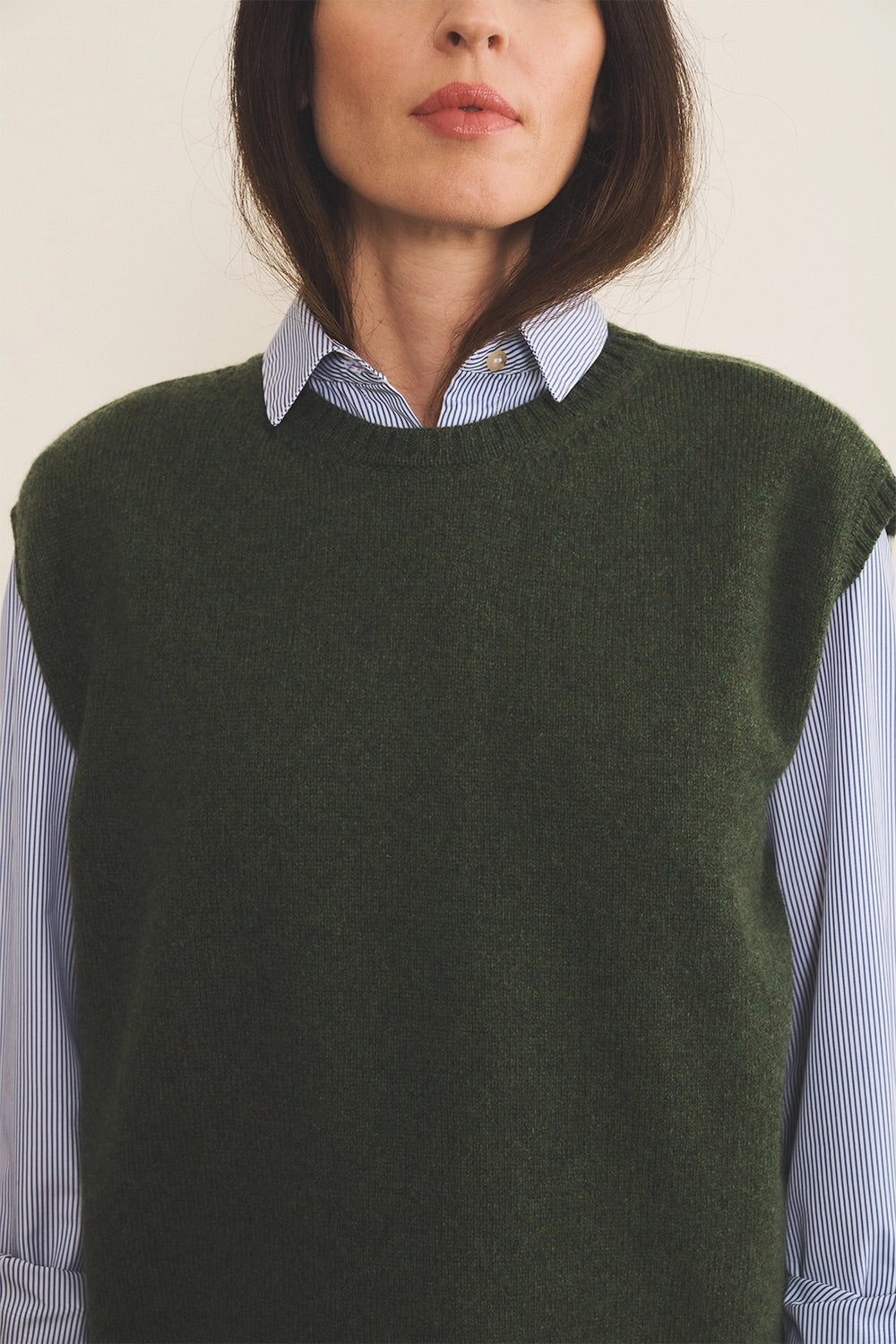 Dark green Cashmere sleeveless sweater women - focus fabric | Berit | Linnea Lund