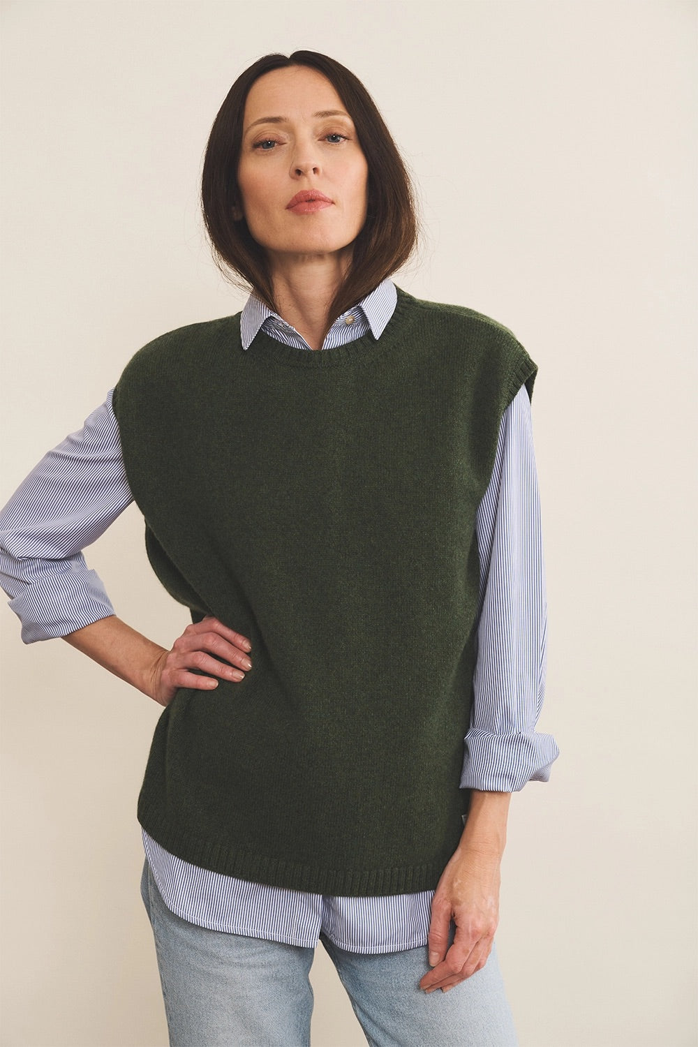 Dark green Cashmere sleeveless sweater women - front view | Berit | Linnea Lund