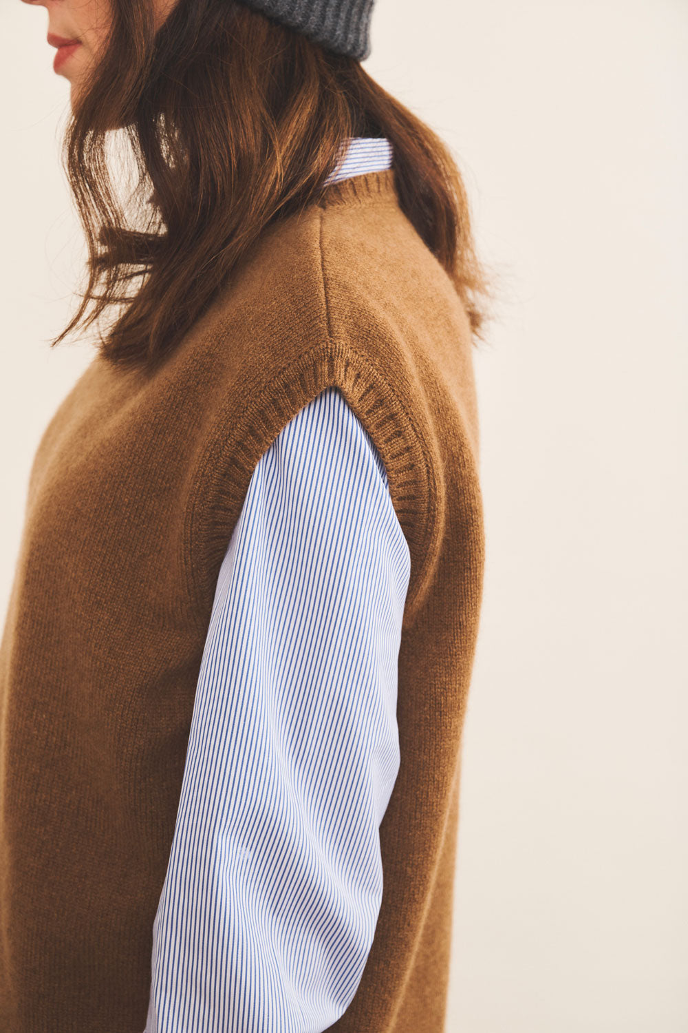 Cashmere sleeveless cardigan women moka - focus fabric | Berit | Linnea Lund