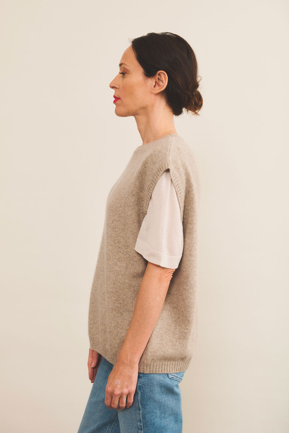 Cashmere sleeveless cardigan women beige - side view | Berit | Linnea Lund